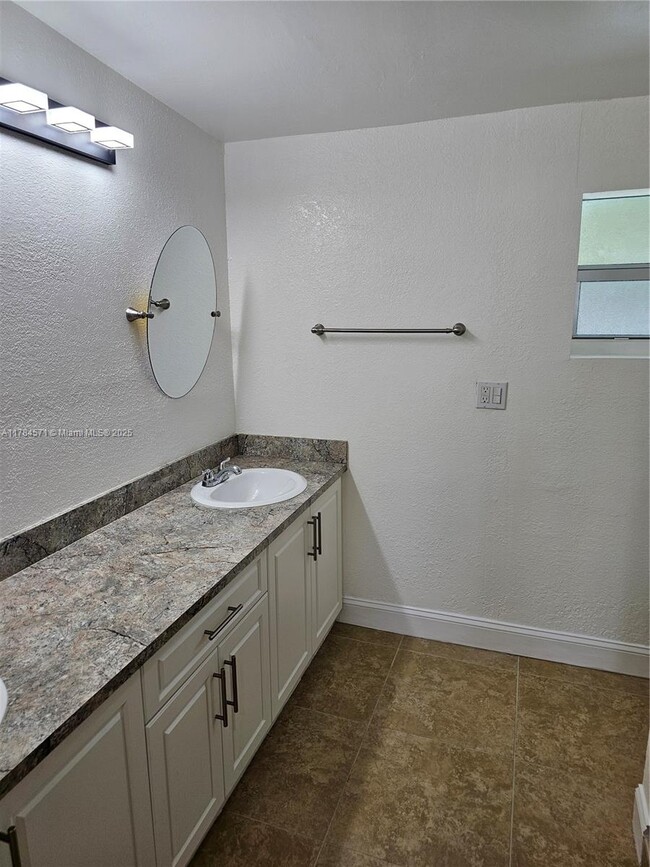 Building Photo - 2631 Gulfstream Dr