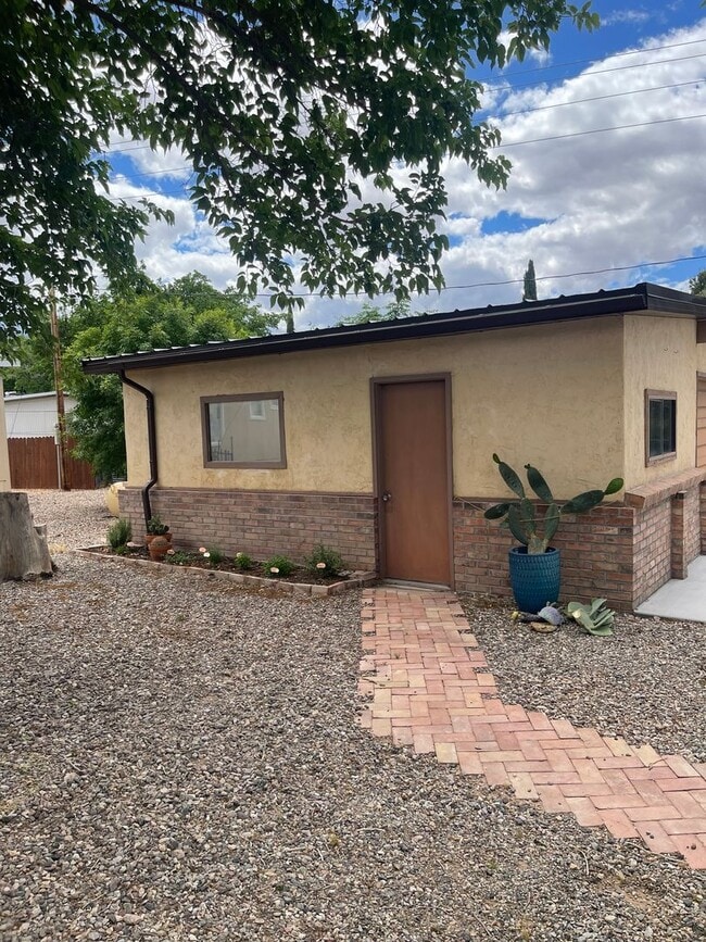 Building Photo - Charming fully furnished 2-bedroom, 1-bath home located in Beaver Dam, AZ!