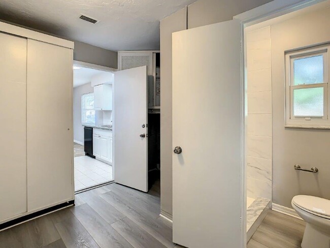 Building Photo - Beautiful 2/2 ~1000Sq. Ft. with NEW floors...