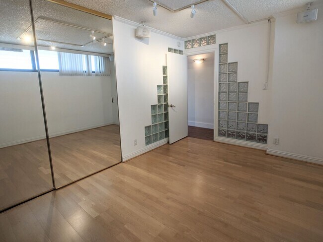 Building Photo - Sweeping Views from this partially furnished 1 Bed 1 Bath Condo w/ 1 Covered Parking