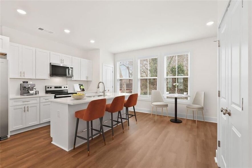 Building Photo - 195 W Lake Ave NW