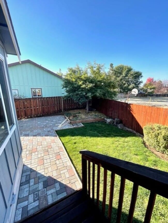 Building Photo - Single level home in NE Bend with great up...