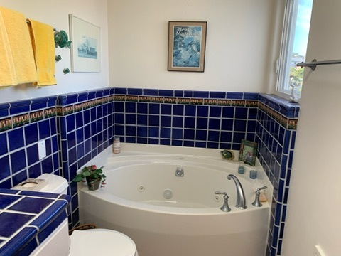 Jacuzzi tub in upstairs bathroom - 524 Paseo de la Playa