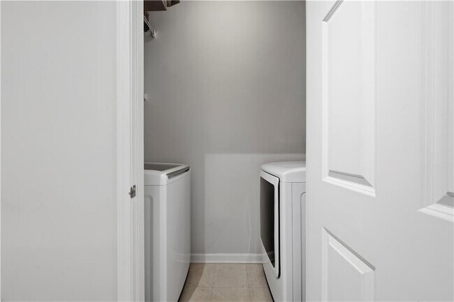 Building Photo - 424 Lindbergh Drive NE