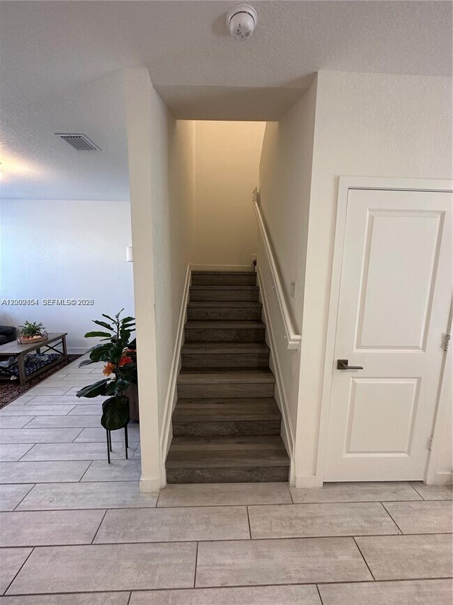 Building Photo - 1030 SE 23rd Terrace