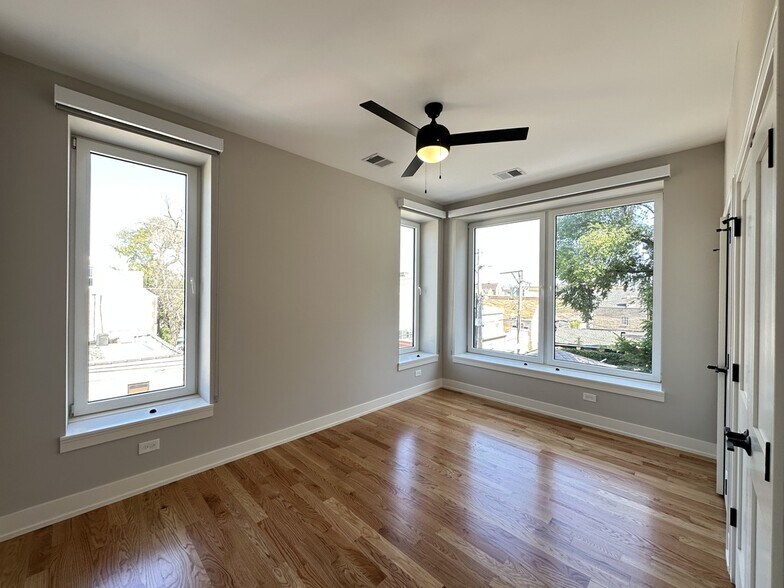 Building Photo - 2100 W 18th Pl