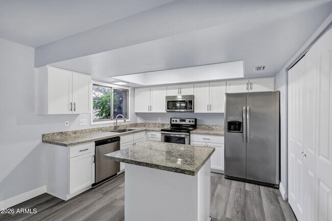Building Photo - 14 E Hermosa Dr