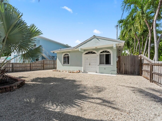 Building Photo - 6 SE Marlin Ave