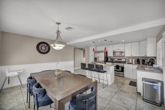 Building Photo - 3 Bed FULLY FURNISHED Pool Home