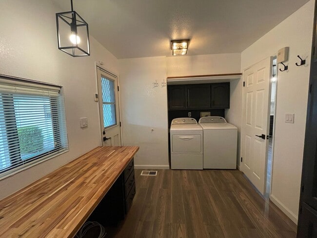 Building Photo - Beautifully remodeled Two Bedroom Two Bath...