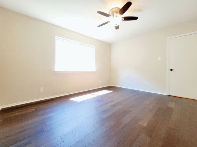Building Photo - 3 Bed, 2 Bath Single-Level Gem with Firepl...