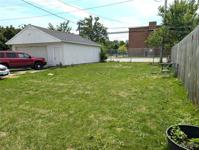 Building Photo - 881 Highland Ave