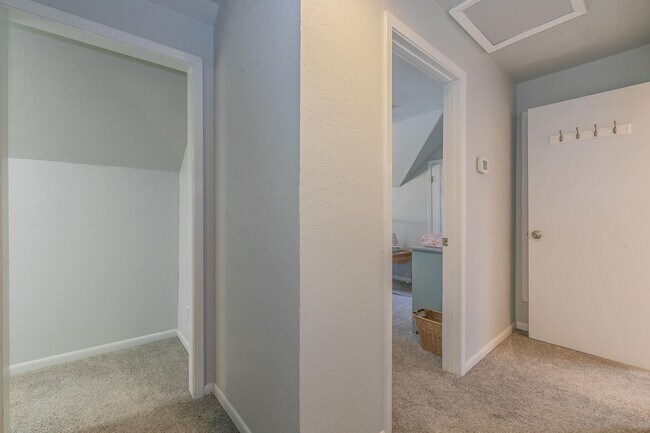 Building Photo - Charming Bungalow - Arlington Heights