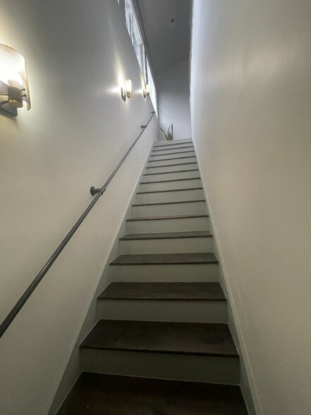 Building Photo - 2253 N Kenwood Ave