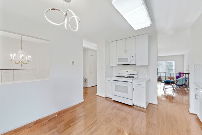 Table-space Kitchen with gas cooking! - 7222 Swansong Way