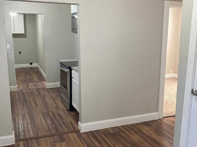 Building Photo - 616 E Gandy St