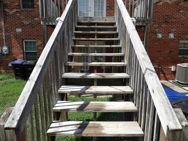Building Photo - 204 Landings Dr