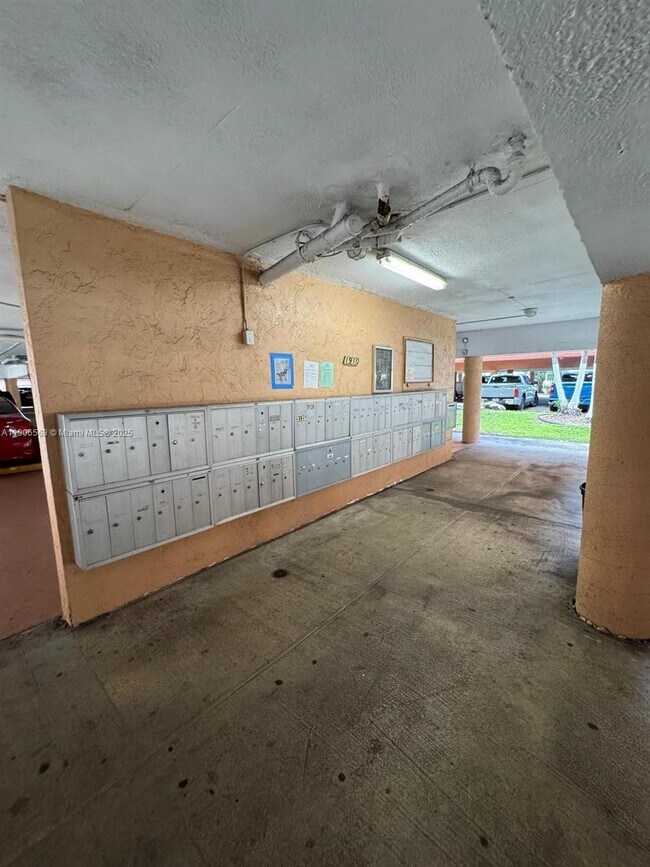 Building Photo - 1910 W 56th St