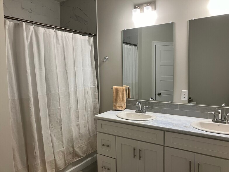 Building Photo - 121 Gadwall Dr
