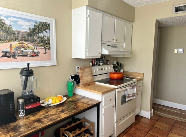 Building Photo - 2455 Lindell Blvd