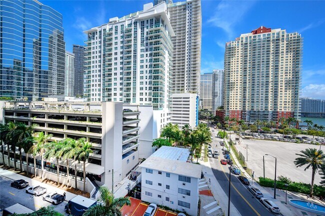 Building Photo - 1300 Brickell Bay Dr