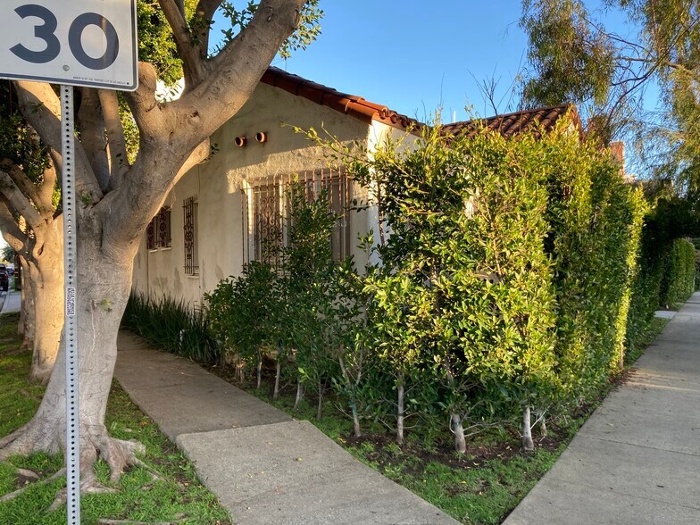 street facade - 3936 Beethoven St