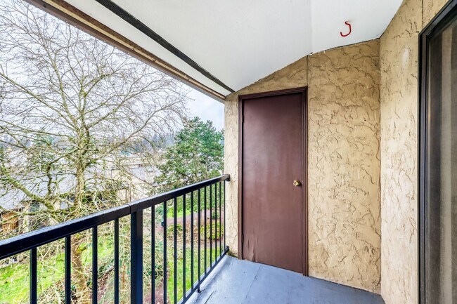 Building Photo - Top Floor 2bed/2bath in an Exclusive Community in the heart of Kirkland, WA!