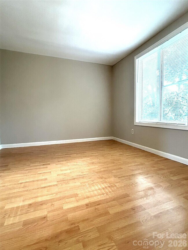 Building Photo - 9620 Vinca Cir