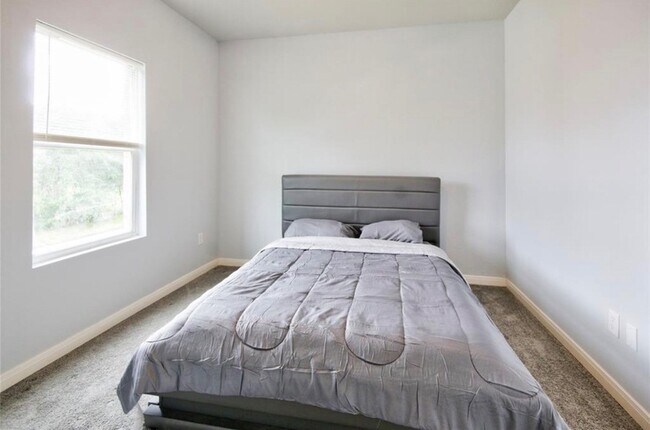 Building Photo - 3510 Oleander Ave