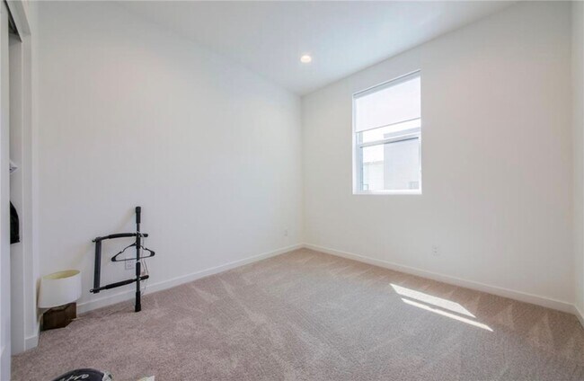 Building Photo - 430 W Central Ave