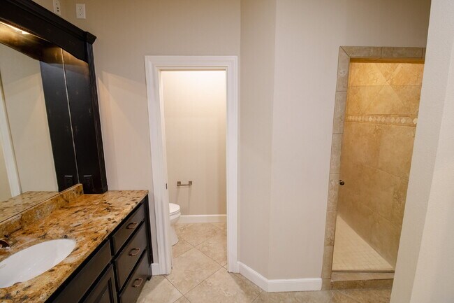 Building Photo - Luxury Living in Preston Manor