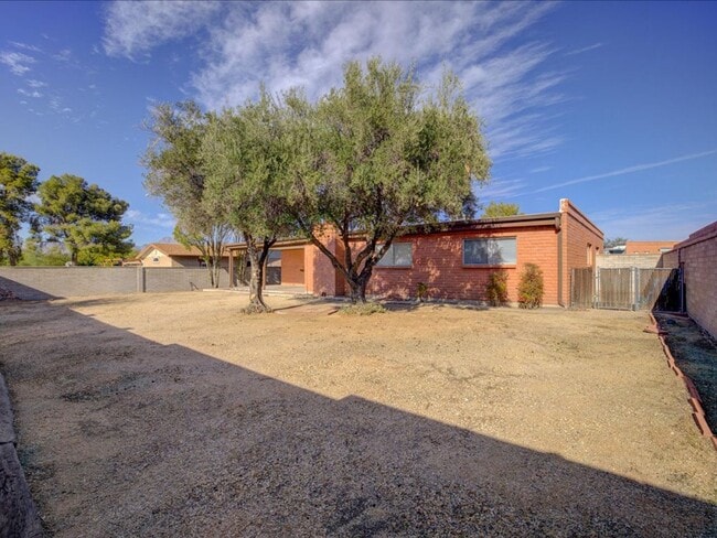 Building Photo - EASTSIDE LOCATION!!!