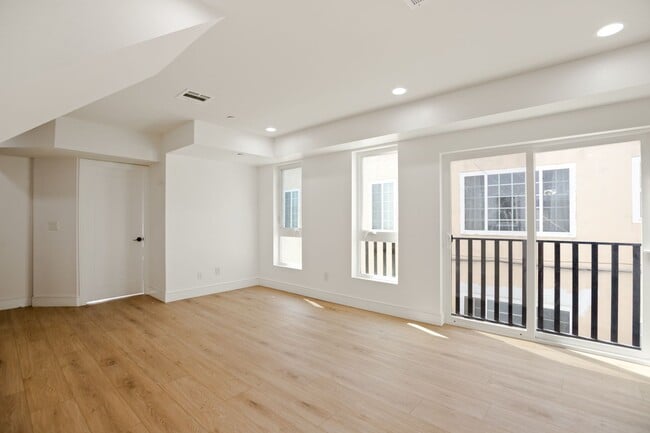 Building Photo - BRAND NEW TOWNHOUSE! One Month Free!