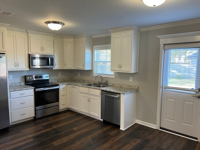 Building Photo - 4BR/2BA in Valdosta Available Mid-April