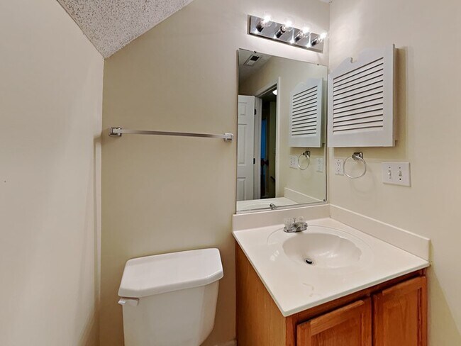 Building Photo - Sign today for FREE RENT! 4BR/2.5BA home i...