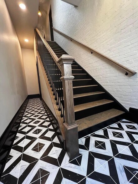 Entryway - 230 W 6th St