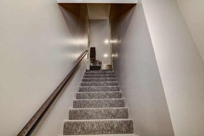 Building Photo - 2 Bed 2 Bath - Private Entry! $500 Deposit!