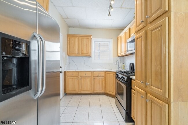 Building Photo - 529 Ainsworth St