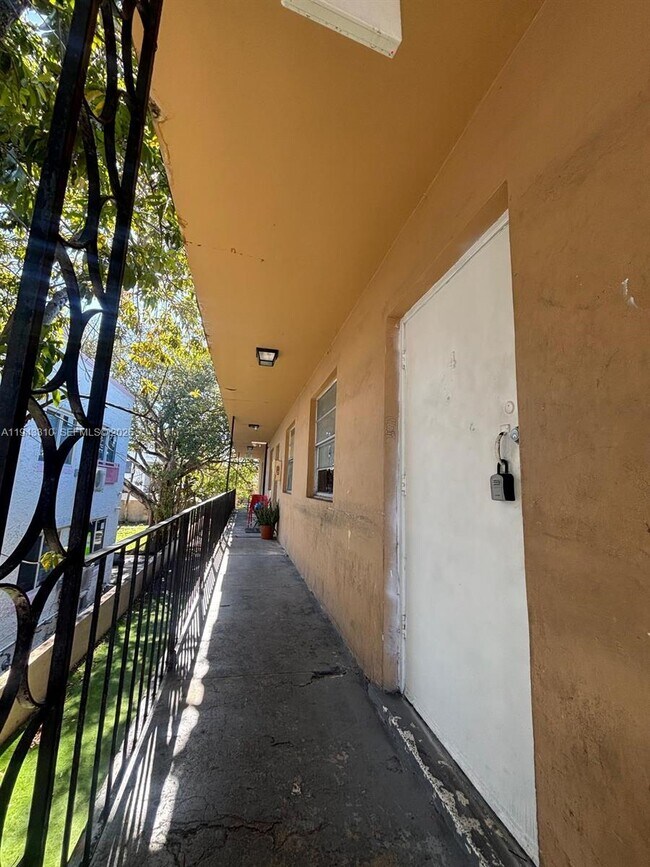 Building Photo - 1320 SW 6th St