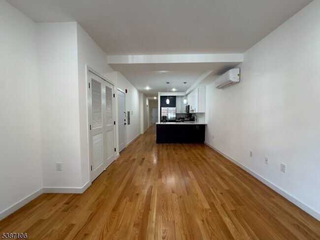 Building Photo - 52 James St