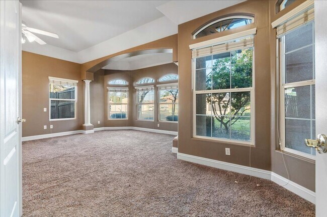 Building Photo - West Bakersfield Custom Home for Rent Available Now!