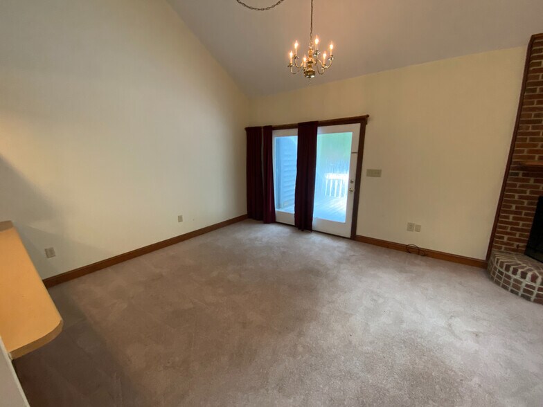 Building Photo - Room in House on Grove Ave