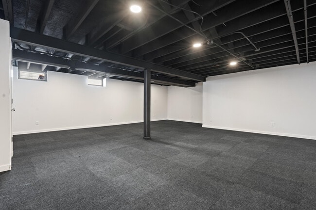 Building Photo - 2450 S 95th St