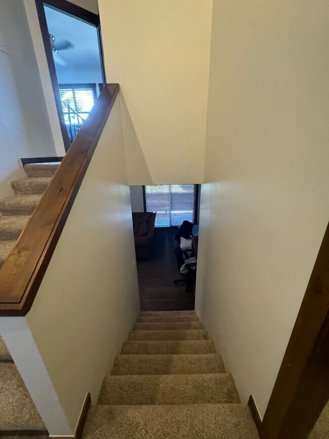 Building Photo - Woodworks Townhome- 3 Bedroom/3 Bath Unit w/Updated kitchen on the Bus Route