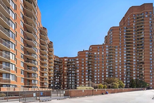 Building Photo - 133 Harmon Cove Tower
