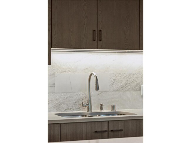 Building Photo - 253 Lake St E