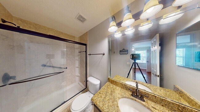 Building Photo - 2 BR 2 BA  TOWNHOME  -    Southern Creek S...