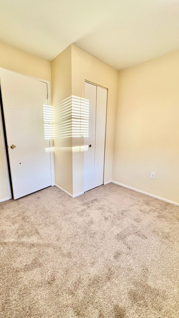 Building Photo - Beautiful Townhome Near Gunner's Lake in G...