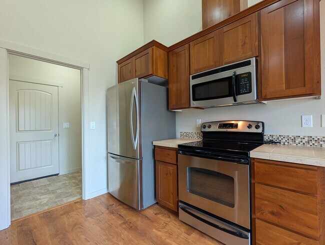 Building Photo - Great 3bed/2 bath home with solid surface flooring!