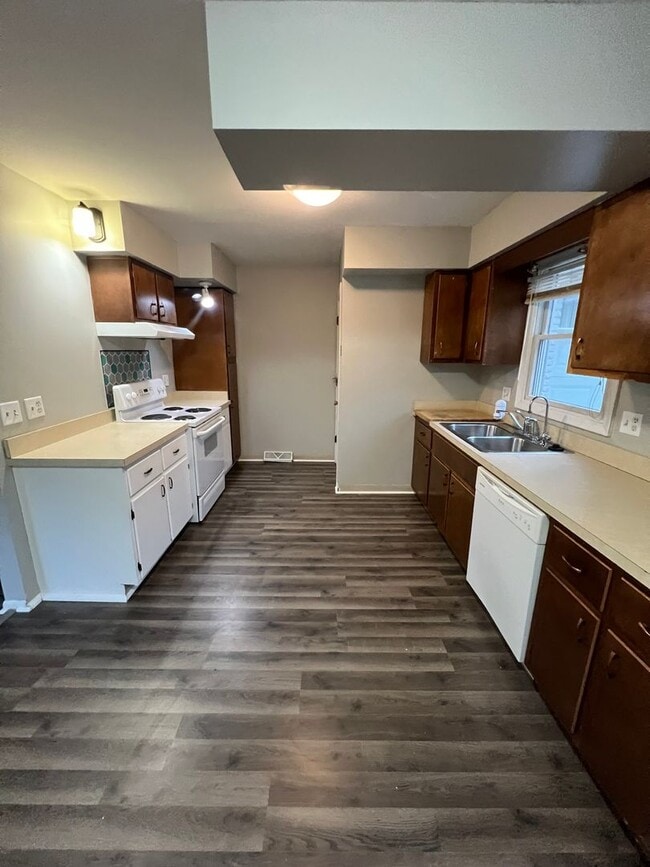 Building Photo - Beautiful 3 bedroom 1 bathroom Home (Section 8 Aproved)